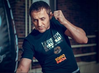 Трехкратный чемпион мира по кикбоксингу Александр Липовой стал обладателем оливкового берета спецназа