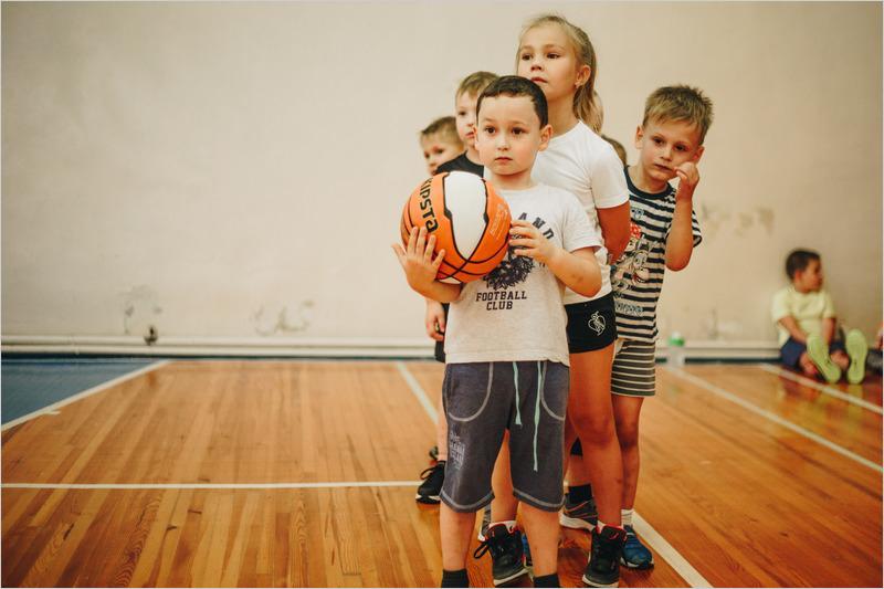 Со скольки лет можно отдавать в школу. Баскетбол дети. Ребенок с баскетбольным мячом. Баскетбол для дошкольников. Баскетбол в детском саду.